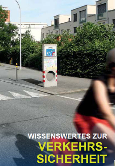 Cover Publikation: Junge Velofahrerin, die im sommerlichen Basel aus einem verkehrsberuhigten, Zone 20 Bereich eines Wohnquartiers in eine Kreuzung einfährt.