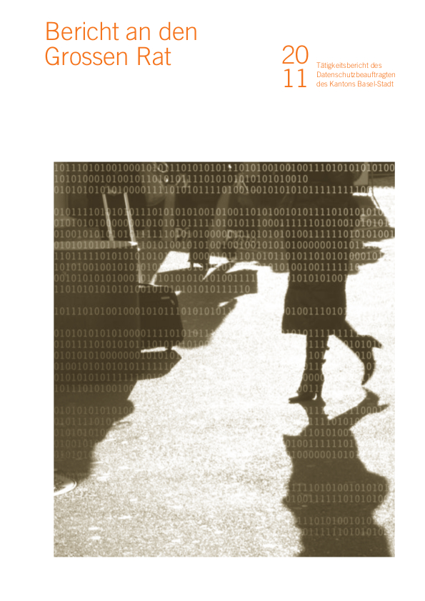 Eine Frau spaziert im Gegenlicht über einen Platz, nur ihre Umrisse sind erkennbar. Das Bild ist überlagert von Binärcodes, das heisst von aneinandergereihten Einsen und Nullen.