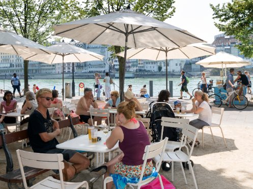 Das Basler Rheinufer ist an Sommertagen ein beliebter Treffpunkt.