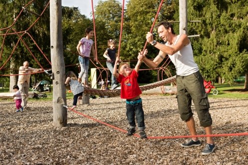 Kletternde Kinder auf einem Spielplatz im Kannenfeldpark.<br/>