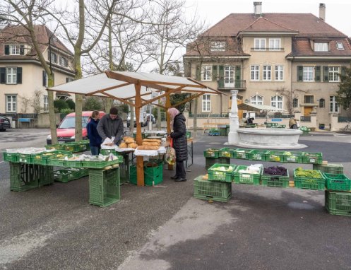 Le marché du mardi de la Rütimeyerplatz propose des produits de saison de la région.