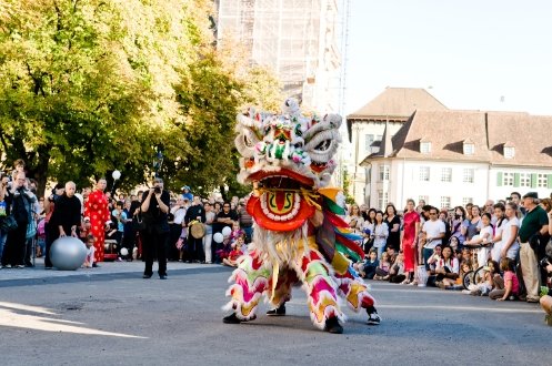 La danse chinoise du lion lors de la fête de la lune annuelle à Bâle.<br/>