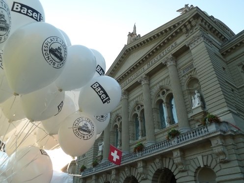 Ballons bâlois sur la Place fédérale de Berne.<br/>