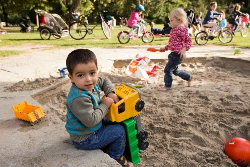 Des enfants jouent dans un parc de Bâle.<br/>