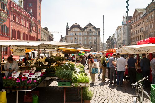 Le marché de la ville sur la Marktplatz se dresse dans une zone commerciale exclusive.