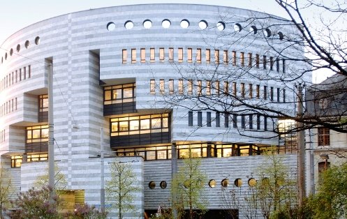 L'edificio della Banca dei Regolamenti Internazionali sulla Aeschenplatz, progettato dall'architetto Mario Botta.