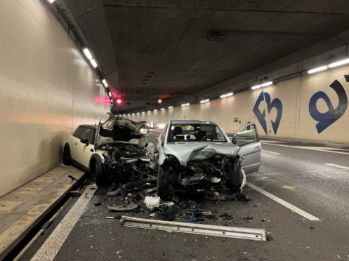 Am Mittwoch, 13. September 2023 kurz vor 21.00 Uhr ereignete sich im St. Johanns-Tunnel ein schwerer Verkehrsunfall mit drei Personenwagen. Zwei Personen wurden verletzt. An zwei Autos entstand Totalschaden,.
