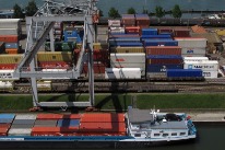 Frachtschiff und Container am Rheinhafen Kleinhueningen