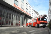 Ein Feuerwehrauto verlässt die Berufsfeuerwehr Basel-Stadt.
