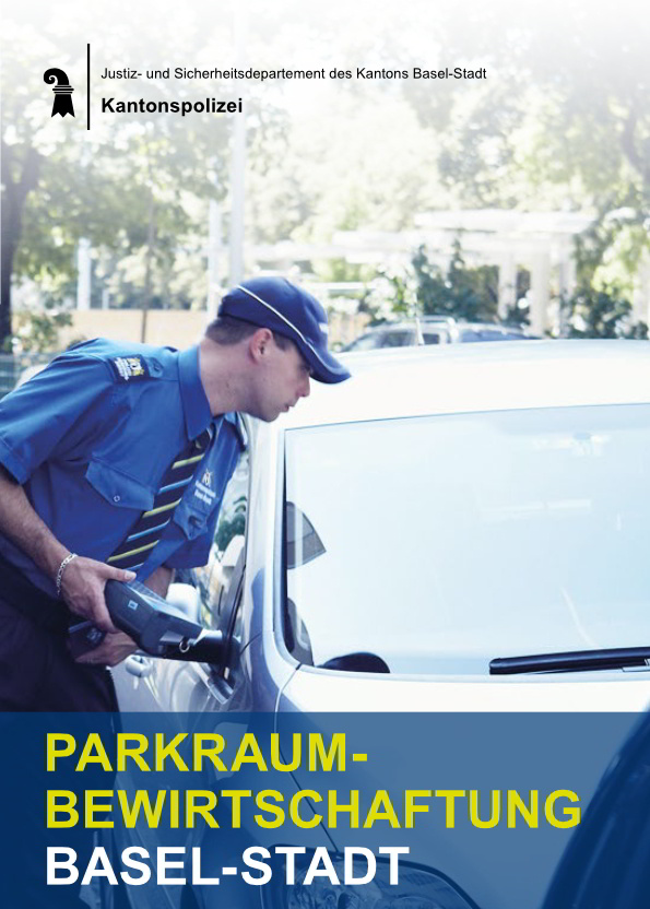 Auf dem Cover der Publikation: Ein Polizist kontrolliert durch die Windschutzscheibe eines parkenden Autos dessen Parkschein.