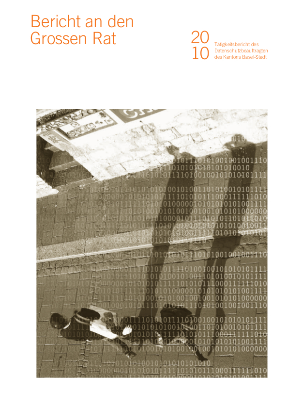 Ein Mann und eine Frau laufen auf einem Gehsteig, sie werfen lange Schatten vor sich, sind aber nicht identifizierbar. Das Bild ist überlagert von Binärcodes, das heisst von aneinandergereihten Einsen und Nullen.